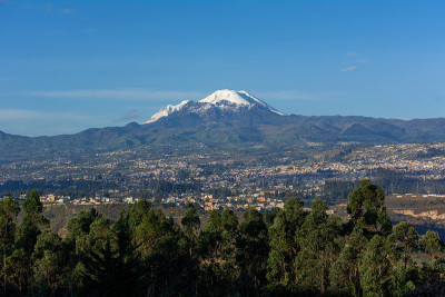 位于安第斯山脉一座美丽火山脚下的城市