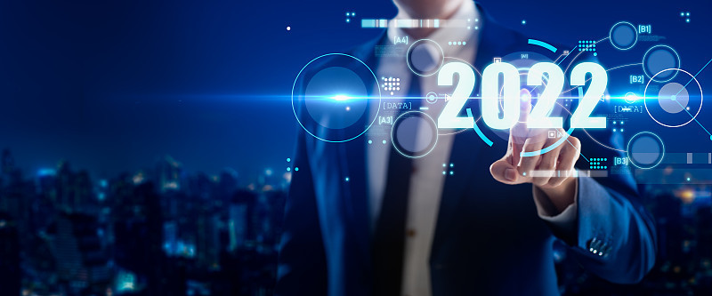 聪明的商人在2022年用全息图蓝色背景指着数字仪表盘。人工智能(AI)，机器学习支持增强业务增长。未