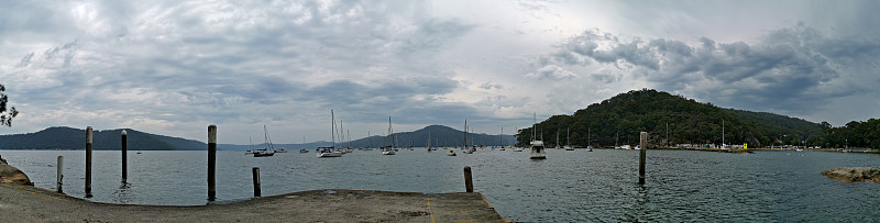 在阴天美丽的河流全景