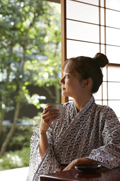 一个年轻的亚洲女人正在日本传统旅馆放松