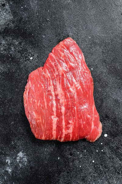 生铁牛排。大理石牛肉黑色安格斯。黑色背景。俯视图