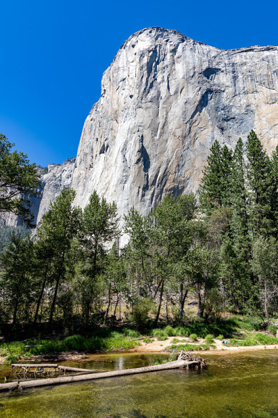 El Capitan Formation的照片在约塞米蒂国家公园在夏天炎热的一天在加利福尼亚垂直