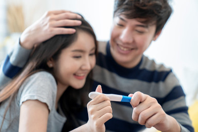 亚洲夫妇很高兴看到他们的验孕结果。