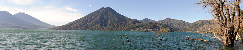 阿提特兰湖和圣佩德罗火山