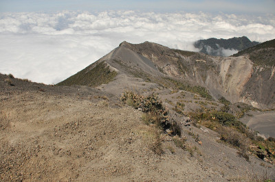 哥斯达黎加的伊拉祖火山。有防护屏障的云层中的火山口。熔岩和浮石的碎片。