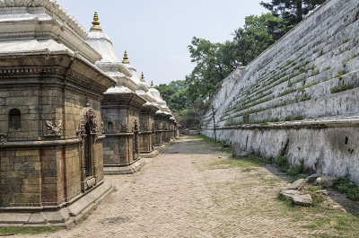 尼泊尔加德满都，帕舒帕提纳特寺庙的一排供奉庙宇和神龛