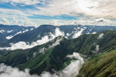 山脉山谷充满了低云和戏剧性的天空在早晨