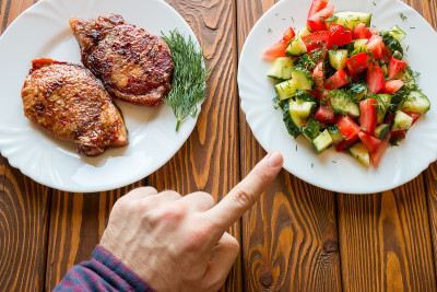素食者选择沙拉而不是炸肉