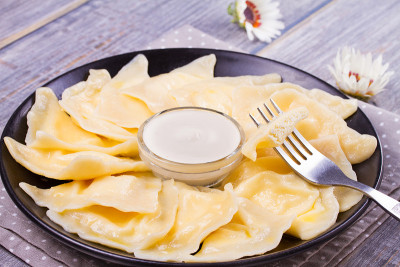 Varenyky, vareniki, pierogi, pyrohy或饺子，馅料是甜茅屋奶酪(农民