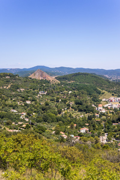 从巴黎圣母院(Occitanie，法国)欣赏Alès城市的阳光景观