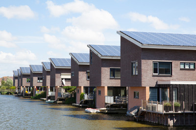 屋顶上装有太阳能板的新家庭住宅