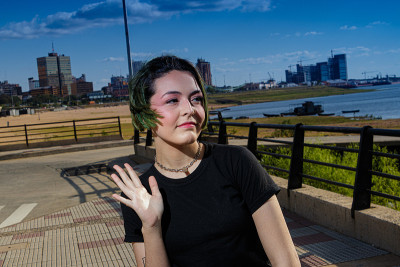 年轻的少年与另类的目光漫步在街上