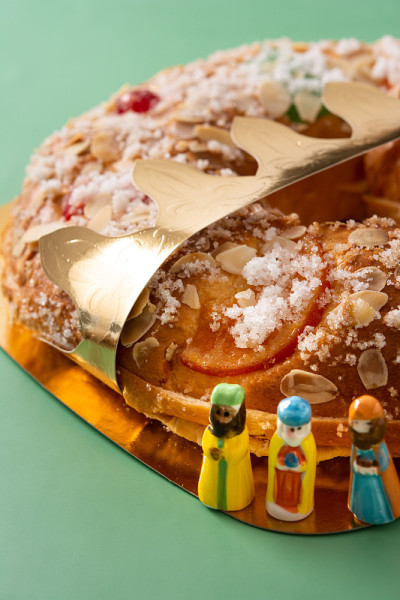 西班牙典型的主显节蛋糕“Roscon de Reyes”