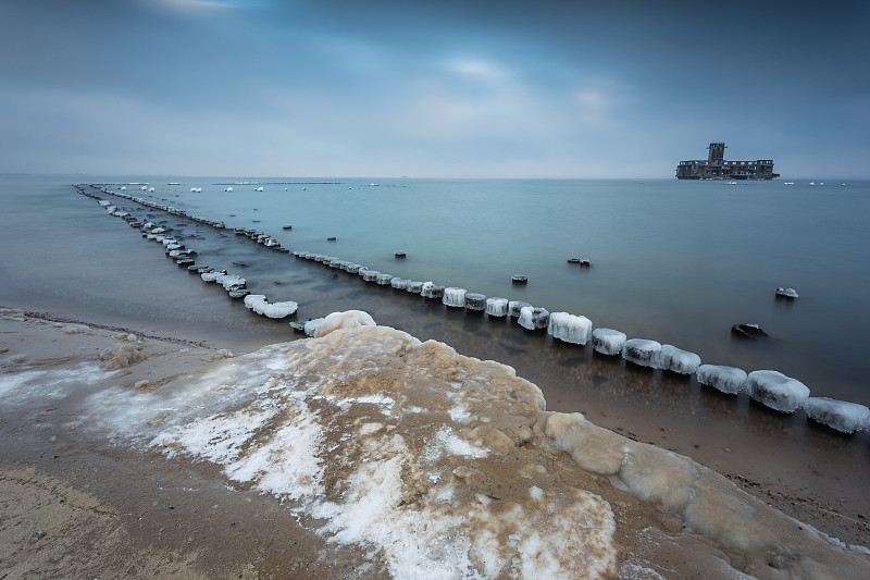 波兰冬季的海景。