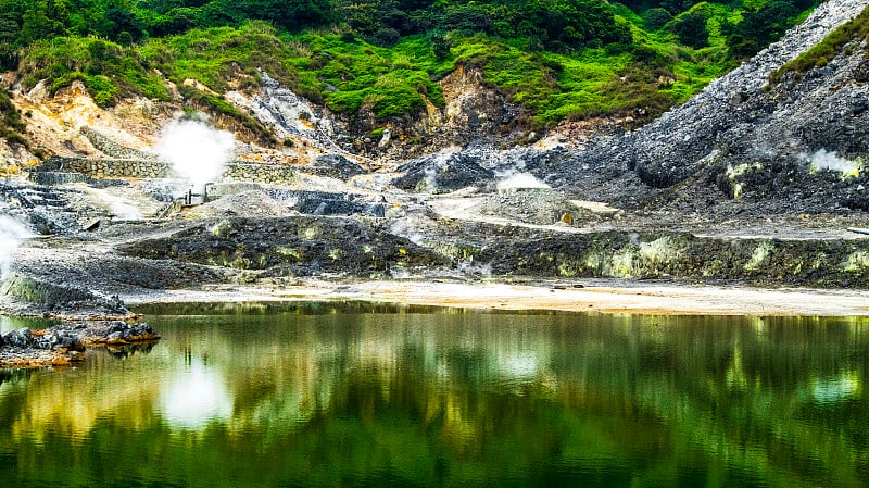 美丽的温泉湖绿意盎然