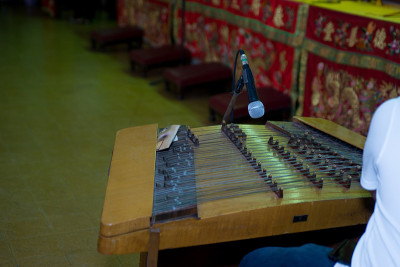 在葬礼上弹奏中国乐器(选择焦点)