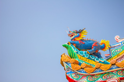 中国风格的龙像与蓝天。