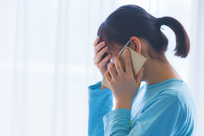 一名日本年轻女子通过智能手机报告自己的状态