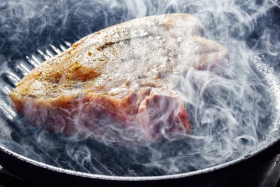 猪肉排冒着烟和蒸汽