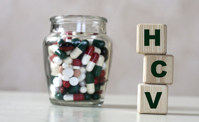 HCV -首字母缩写的立方体在一个轻的背景与药片的容量