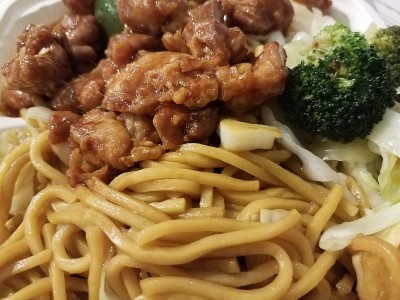 面条，鸡肉和西兰花中式外卖