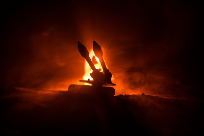 火箭发射与火云。火箭导弹和弹头瞄准夜晚灰暗的天空的战斗场景。《战争背景》中的火箭战车