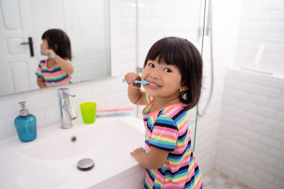 幼童独立刷牙