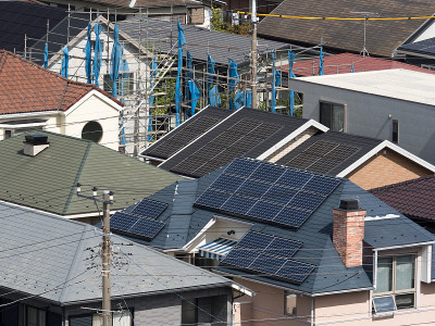 安装太阳能电池板的住宅建筑
