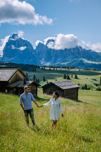 一对男人和女人在意大利Dolomites,Alpe di Siusi - Seiser Alm与Sa