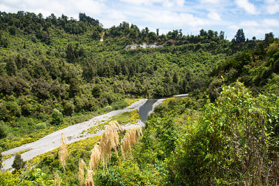 马努沃图风景路线通过Oroua河峡谷在新西兰