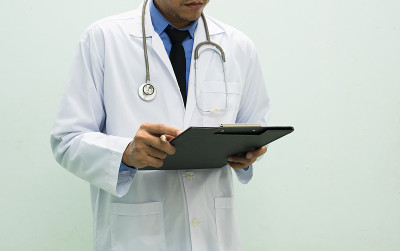 医生开处方给医院里的病人开治疗药