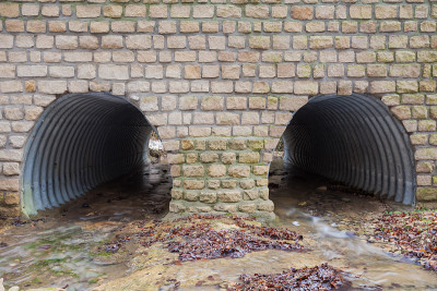 水管在路下面