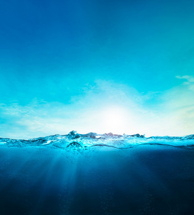 碧水水下，碧水深海，碧水海浪与阳光光束清晰视野现实，世界海洋日旗帜与复制空间，世界海洋日淡水湖，海水