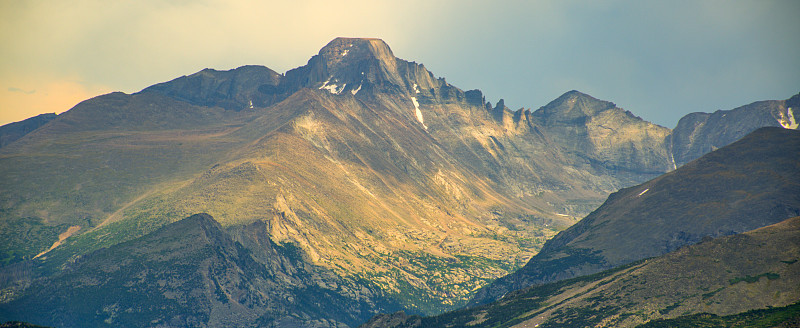 美丽的火山口湖与阿斯彭山脉的观点