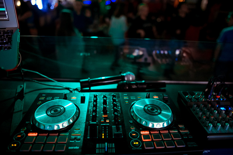 夜总会里的Dj在派对上混音。