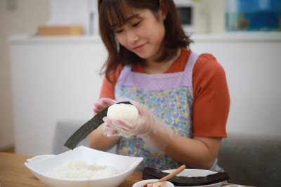 一个拿着饭团的女人