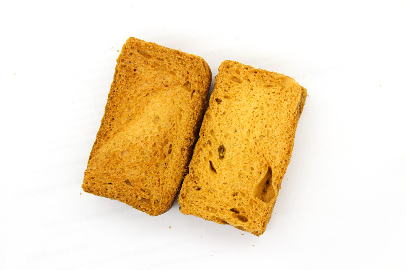 酥脆的rusk在白色背景与选择性聚焦