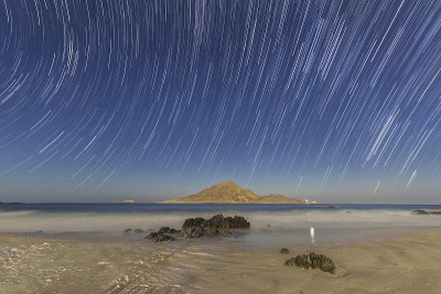 在阿塔卡马沙漠海岸地区的银河星迹夜景。在Pan de Azucar国家公园的“Playa Blanc