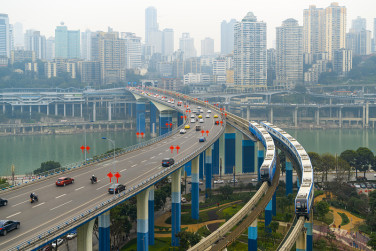 中国重庆高架轻轨，现代城市交通透视。