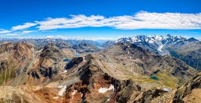 来自Piz Languard的恩加丁山全景图。观看巨大的Morteratsch冰川，Piz Bern