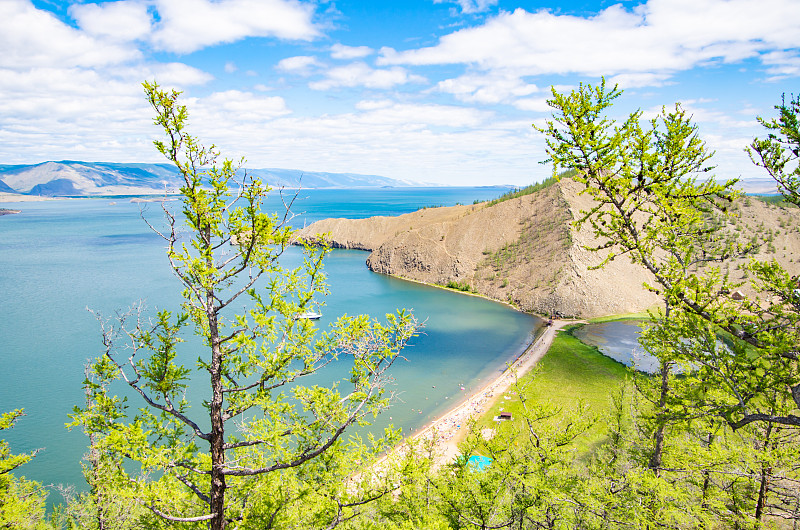 夏天的风景。贝加尔湖和山脉的景色