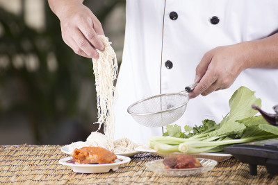 厨师在做饭前拿着面条