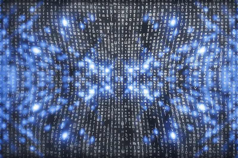 蓝色矩阵数字背景。抽象的网络空间的概念。人物倒了。来自符号流的矩阵。虚拟现实设计。复杂的算法数据黑客