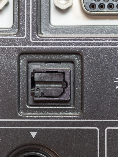 电视后面板，光数字输出
