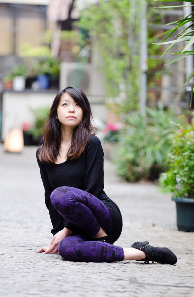 日本女孩在东京街头拍照