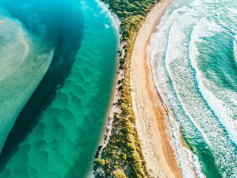 海滩与河流交汇的鸟瞰图