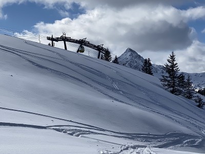 斜坡上的滑雪道