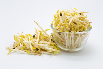 玻璃碗上放豆芽
