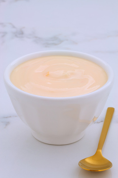 新鲜的桃子酸奶