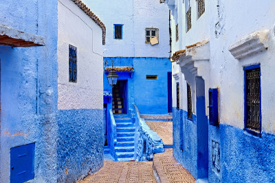 进入位于摩洛哥Chefchaouen (Chaouen)的麦地那的一座老房子。这座城市以其蓝色建筑而